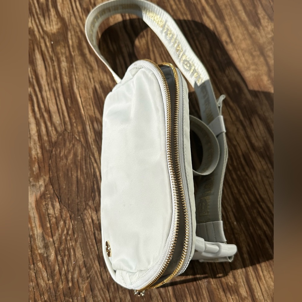 Lululemon Athletica Gray White Gold Glitter Crossbody Everywhere Belt Bag 1L - Picture 14 of 16